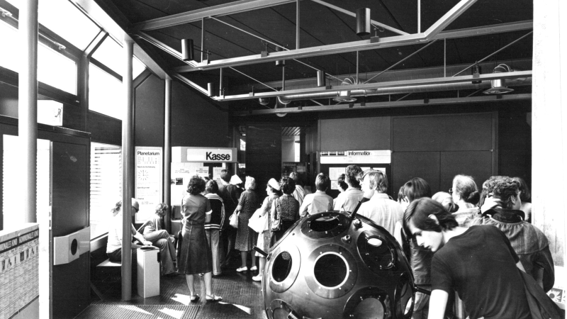 In Stuttgart befindet sich eines der &auml;ltesten Planetarien der Welt. Am 16. Mai 1928 wurde es im sogenannten &bdquo;Hindenburgbau&ldquo; er&ouml;ffnet. Rund 50 Jahre sp&auml;ter bekam es im Mittleren Schlossgarten ein neues Zuhause., &copy; Planetarium Stuttgart