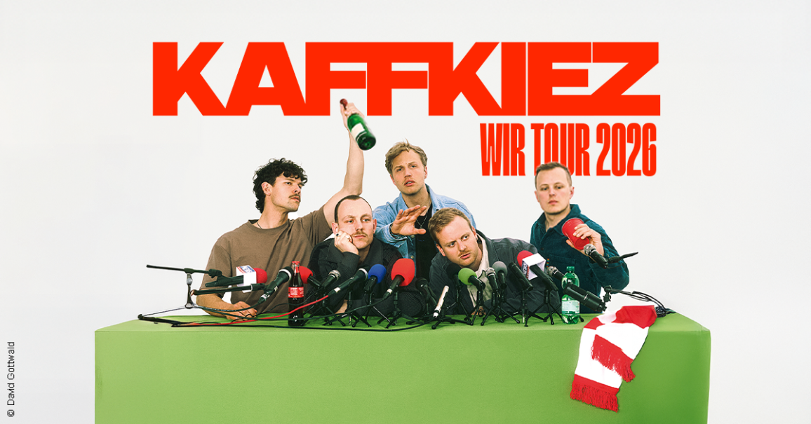 Die Band KAFFKIEZ sitzt bei einer Pressekonferenz mit Mikrofonen und einer hochgehaltenen Flasche. Ank&uuml;ndigung der Wir Tour 2026., &copy; links im Bild