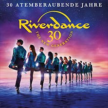 Plakat f&uuml;r das 30-j&auml;hrige Jubil&auml;um von Riverdance, zeigt eine Reihe von T&auml;nzern vor einem farbenfrohen Hintergrund., &copy; links im Bild