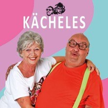 Ein fr&ouml;hliches &auml;lteres Paar vor buntem Hintergrund, mit dem Schriftzug 'K&Auml;CHELES' dar&uuml;ber., &copy; links im Bild