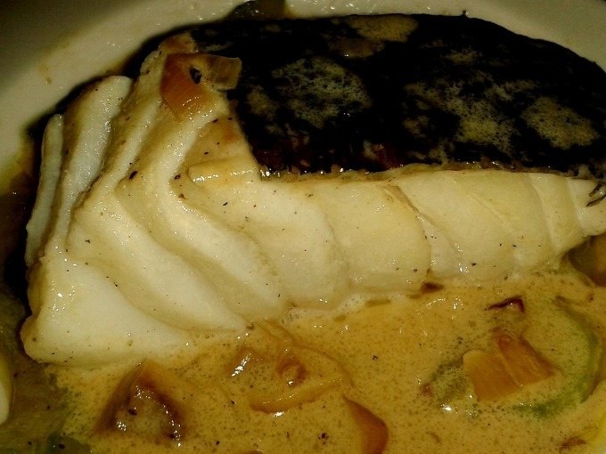 Fischfilet mit dunkler Haut in cremiger Sauce, garniert mit Zwiebelstücken. Nahaufnahme aus einem Kochkurs in Stuttgart-Hedelfingen., © Kultweine-Kochwelten-Kunstücke - Kochschule Sonja Lenz Fischfilet mit dunkler Haut in cremiger Sauce, garniert mit Zwiebelstücken. Nahaufnahme aus einem Kochkurs in Stuttgart-Hedelfingen., © Kultweine-Kochwelten-Kunstücke - Kochschule Sonja Lenz