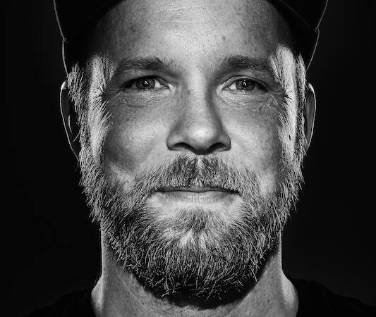 Black and white portrait of a man with a beard and cap looking directly into the camera., &copy; Rosenau Kultur e.V.