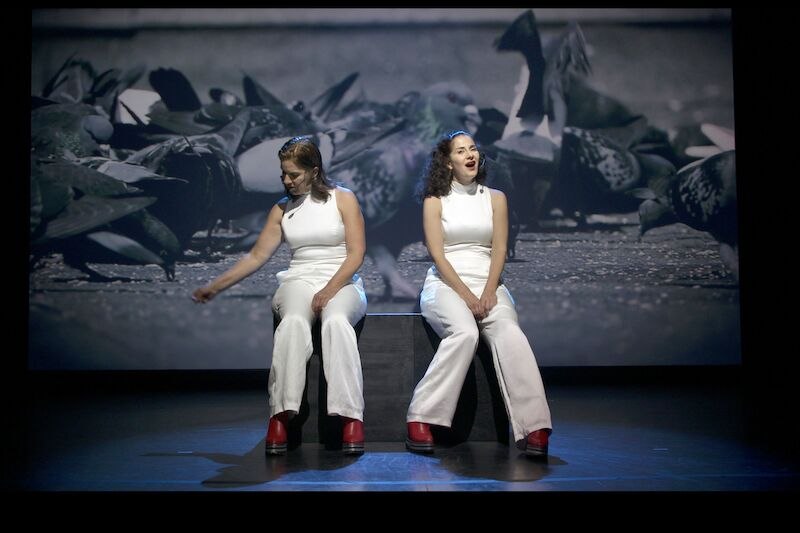 BOWIEdeutsch - Two women. Singing Bowie. In German, © Theaterhaus Stuttgart e.V. BOWIEdeutsch - Two women. Singing Bowie. In German, © Theaterhaus Stuttgart e.V.