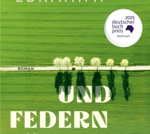 Buchcover von 'Und Federn überall' von Nava Ebrahimi. Grünes Feld mit Bäumen, Text in Weiß. Nominiert für den Deutschen Buchpreis 2025., © Literaturhaus Stuttgart Buchcover von 'Und Federn überall' von Nava Ebrahimi. Grünes Feld mit Bäumen, Text in Weiß. Nominiert für den Deutschen Buchpreis 2025., © Literaturhaus Stuttgart
