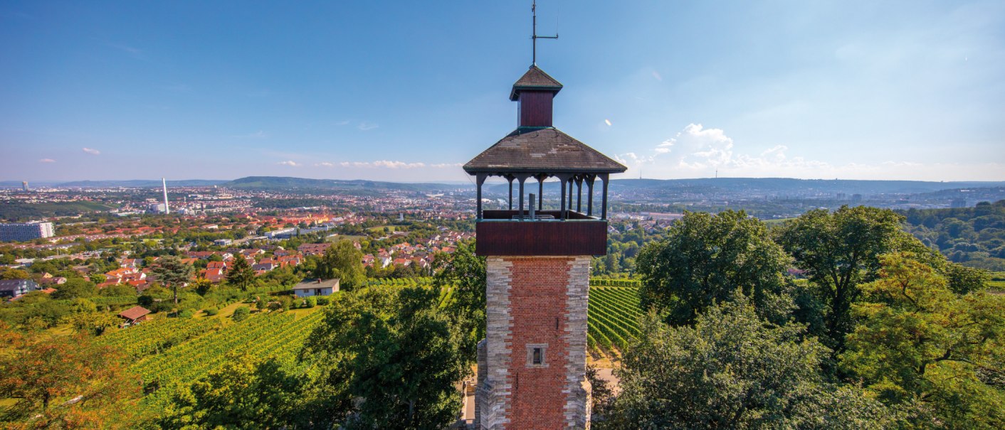 Burgholzhof observation tower in Stuttgart, surrounded by vineyards, with a view of the city and blue sky., &copy; SMG, Achim Mende