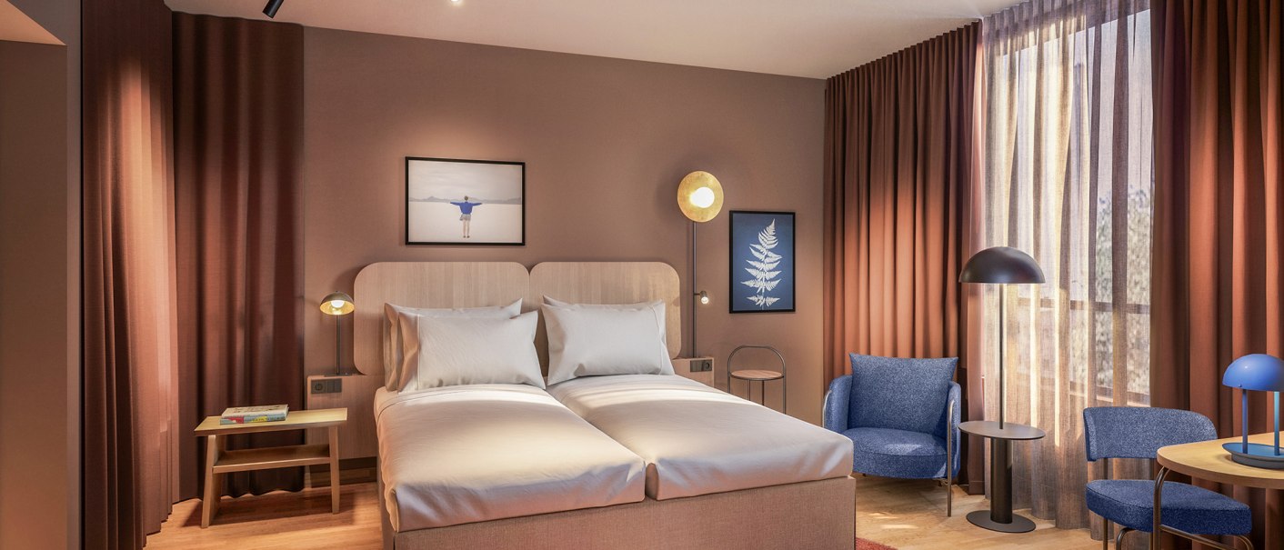 Modernes Hotelzimmer mit Doppelbett, blauen Sesseln, braunen Vorhängen und stilvollen Wandbildern. Dezente Beleuchtung und Holzboden., © Scandic Hotels Modernes Hotelzimmer mit Doppelbett, blauen Sesseln, braunen Vorhängen und stilvollen Wandbildern. Dezente Beleuchtung und Holzboden., © Scandic Hotels