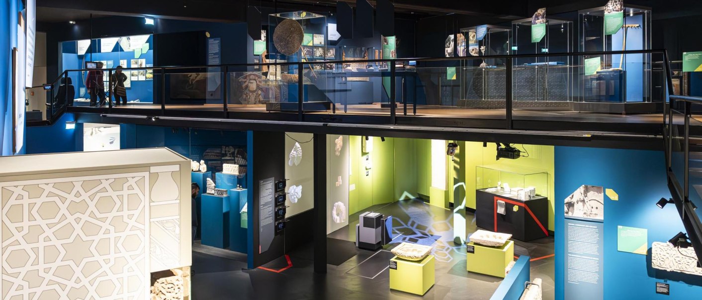 Innenansicht des Linden-Museums Stuttgart mit modernen Ausstellungsst&uuml;cken, bunten W&auml;nden und Besuchern auf einer Galerieebene., &copy; Stuttgart-Marketing GmbH, Sarah Schmid