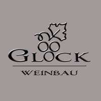 Das Logo des Weinguts Glock zeigt stilisierte Trauben und ein Weinblatt über dem Schriftzug 'Glock Weinbau' auf grauem Hintergrund., © Weinbau Glock und Sohn GbR