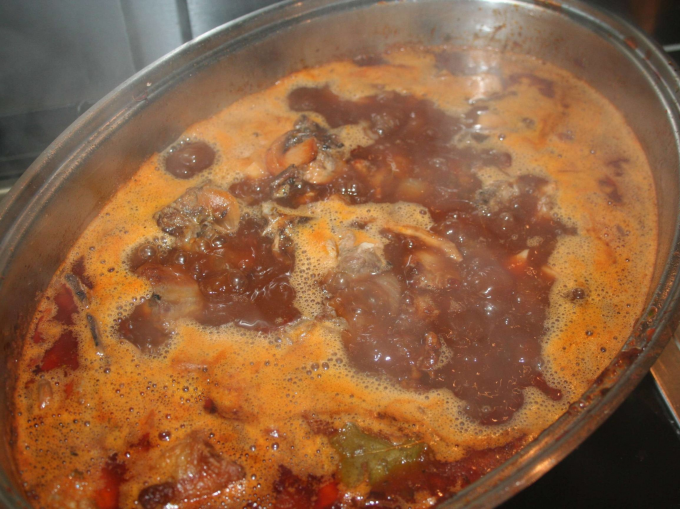 Ein Topf mit köchelnder brauner Sauce, Gemüse und Fleischstücken. Dampf steigt auf., © Kultweine-Kochwelten-Kunstücke - Kochschule Sonja Lenz Ein Topf mit köchelnder brauner Sauce, Gemüse und Fleischstücken. Dampf steigt auf., © Kultweine-Kochwelten-Kunstücke - Kochschule Sonja Lenz