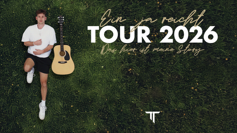 Ein Mann liegt auf einer Wiese neben einer Gitarre. Text: "Ein Ja reicht - Tour 2026. Das hier ist meine Story.", © links im Bild Ein Mann liegt auf einer Wiese neben einer Gitarre. Text: "Ein Ja reicht - Tour 2026. Das hier ist meine Story.", © links im Bild