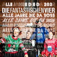 Vier Personen in bunten Weihnachtspullovern sitzen vor einer Backsteinwand. Im Hintergrund steht "Die Fantastischen Vier - Alle Jahre Die Da 2025"., © links im Bild