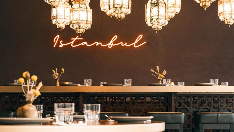 A stylishly furnished restaurant with oriental lamps and glowing "Istanbul" neon lettering on the wall., © Noa, Stuttgart A stylishly furnished restaurant with oriental lamps and glowing "Istanbul" neon lettering on the wall., © Noa, Stuttgart