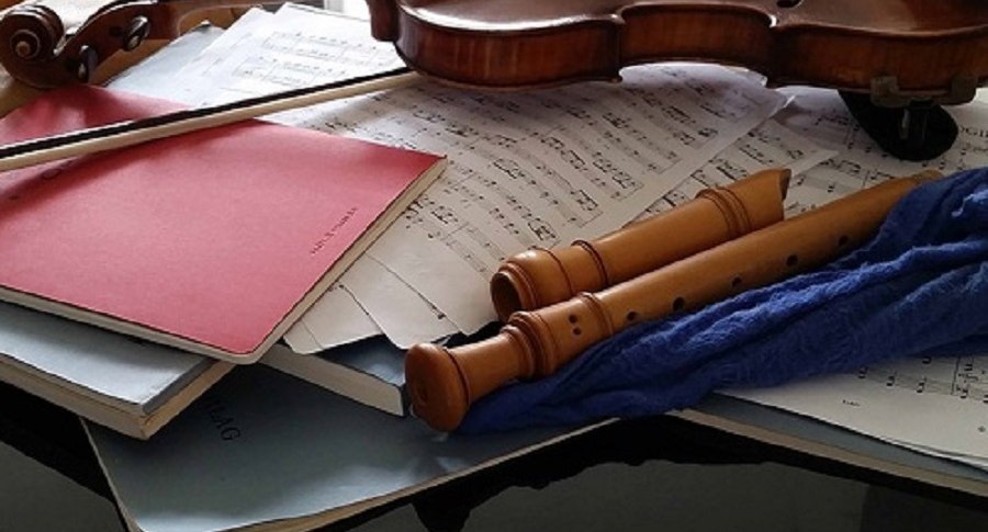 Beim gemeinsamen Musizieren kann auch oft etwas Unordnung entstehen., &copy; Pixabay