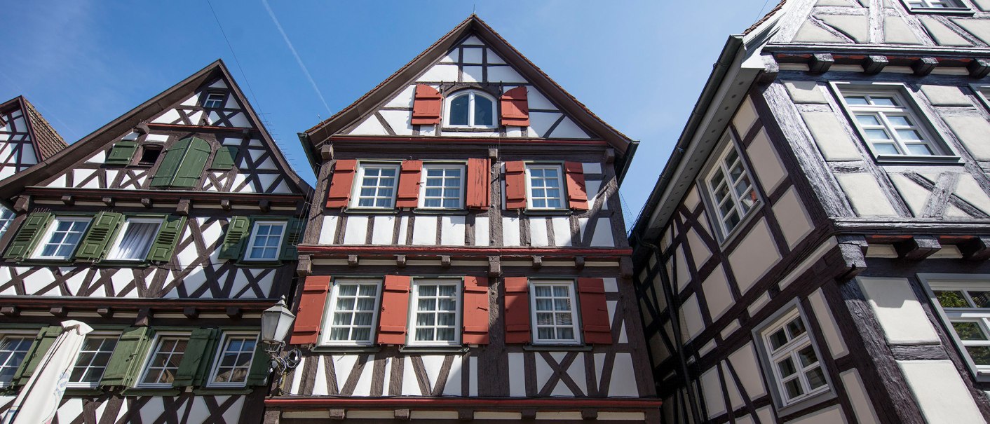 Fachwerkhäuser in Schorndorf mit bunten Fensterläden und blauem Himmel im Hintergrund., © Joachim Mende Fachwerkhäuser in Schorndorf mit bunten Fensterläden und blauem Himmel im Hintergrund., © Joachim Mende