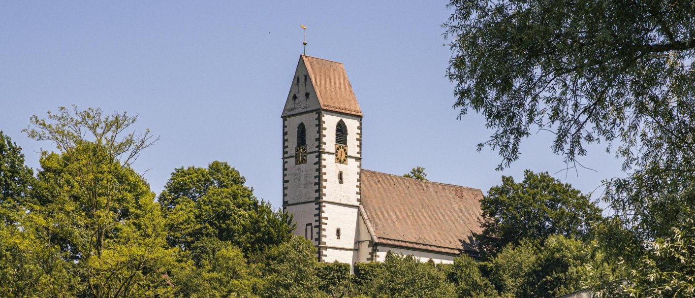St. Blasius Church in Plochingen rises majestically above the surrounding trees under a clear blue sky., © SMG Stuttgart Marketing GmbH - Sarah Schmid St. Blasius Church in Plochingen rises majestically above the surrounding trees under a clear blue sky., © SMG Stuttgart Marketing GmbH - Sarah Schmid