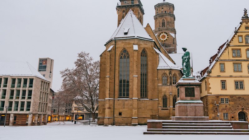 Snow-covered Schillerplatz in Stuttgart with a church, a statue and historic buildings in the background., © Thomas Niedermüller Snow-covered Schillerplatz in Stuttgart with a church, a statue and historic buildings in the background., © Thomas Niedermüller