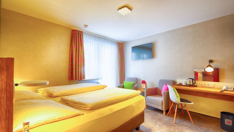 Comfortable room with a balcony at Hotel Azenberg in Stuttgart, &copy; TOMAS