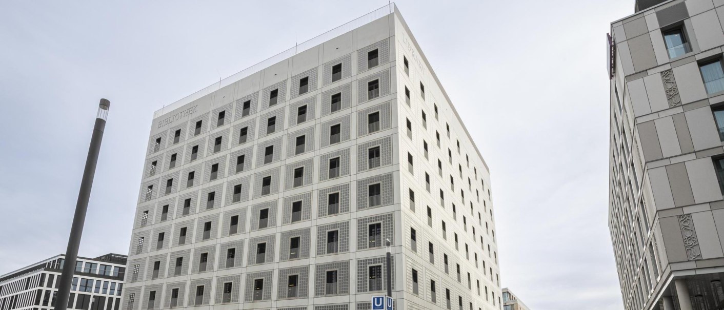 Die Stadtbibliothek Stuttgart zeigt sich in moderner, kubischer Architektur mit zahlreichen quadratischen Fenstern., © Stuttgart-Marketing GmbH, Sarah Schmid Die Stadtbibliothek Stuttgart zeigt sich in moderner, kubischer Architektur mit zahlreichen quadratischen Fenstern., © Stuttgart-Marketing GmbH, Sarah Schmid