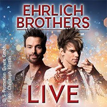 Werbung f&uuml;r die Ehrlich Brothers Live-Show. Zwei M&auml;nner posieren vor einem funkelnden Hintergrund. Text: "Ehrlich Brothers LIVE"., &copy; links im Bild