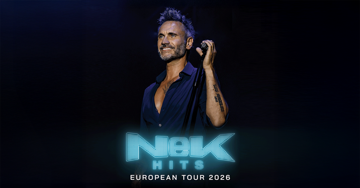 Ein S&auml;nger h&auml;lt ein Mikrofon und l&auml;chelt, w&auml;hrend er auf der B&uuml;hne steht. Der Schriftzug 'NEK Hits European Tour 2026' ist darunter zu sehen., &copy; links im Bild