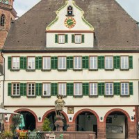 Historic market square in Weil der Stadt with half-timbered houses and a central building with a clock and statue., © Stuttgart-Marketing GmbH, Sarah Schmid