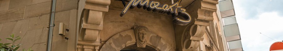 Eingang eines historischen Geb&auml;udes mit dem Schriftzug 'Mozart3' &uuml;ber dem Torbogen. Verzierungen und Pflanzen sind sichtbar., &copy; SMG, Sarah Schmid