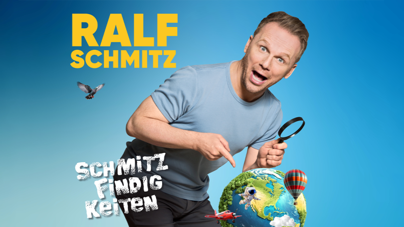 Ein Mann mit Lupe zeigt auf eine Weltkugel, umgeben von einem Heißluftballon, einem Flugzeug und einem Astronauten. Der Hintergrund ist blau., © links im Bild Ein Mann mit Lupe zeigt auf eine Weltkugel, umgeben von einem Heißluftballon, einem Flugzeug und einem Astronauten. Der Hintergrund ist blau., © links im Bild