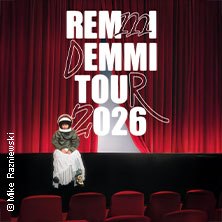 Poster der REMMI DEMMI TOUR 2026 mit rotem Vorhang, großer Schrift und einer Person im Raumanzug auf einem Theatersitz., © links im Bild Poster der REMMI DEMMI TOUR 2026 mit rotem Vorhang, großer Schrift und einer Person im Raumanzug auf einem Theatersitz., © links im Bild