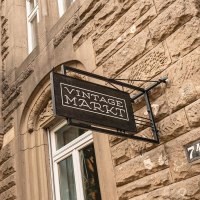 Old building with a 'Vintage Market' sign on the façade. The house number 74 is visible., © SMG Stuttgart Marketing GmbH - Sarah Schmid Old building with a 'Vintage Market' sign on the façade. The house number 74 is visible., © SMG Stuttgart Marketing GmbH - Sarah Schmid