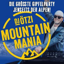 DJ Ötzi bewirbt Mountain Mania, eine Après-Ski-Party. Er steht am DJ-Pult, umgeben von einem blauen Hintergrund mit gelbem Schriftzug., © links im Bild DJ Ötzi bewirbt Mountain Mania, eine Après-Ski-Party. Er steht am DJ-Pult, umgeben von einem blauen Hintergrund mit gelbem Schriftzug., © links im Bild