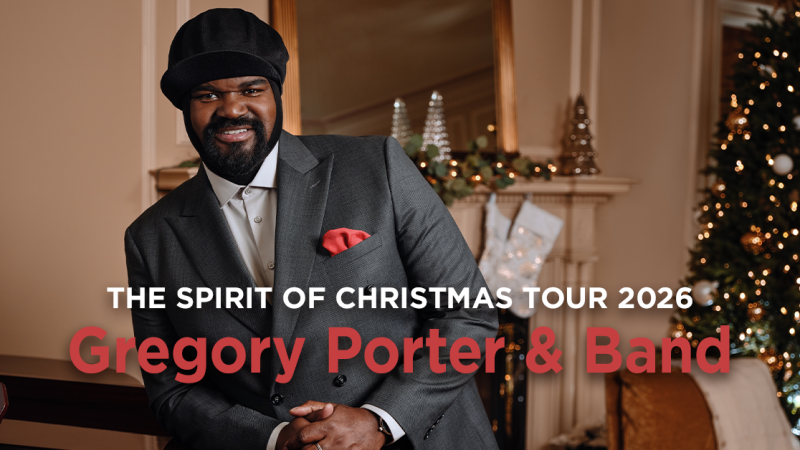 Gregory Porter in einem eleganten Anzug vor einem festlich dekorierten Raum mit Weihnachtsbaum und Kamin. Text: "The Spirit Of Christmas Tour 2026"., &copy; links im Bild