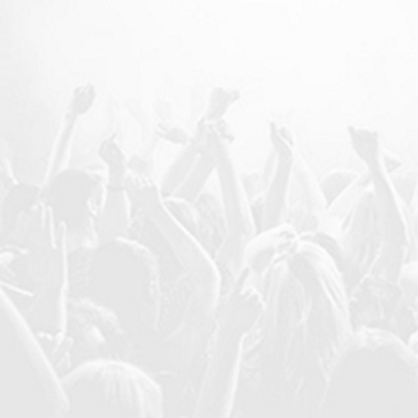 Schwarz-wei&szlig;es Bild einer jubelnden Menschenmenge mit erhobenen H&auml;nden, unscharf und &uuml;berbelichtet., &copy; Musik Podium Stuttgart e.V.