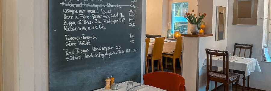 Restaurant with a set menu and laid tables. Candles and flowers create a cozy atmosphere., © Little Italy, Stuttgart