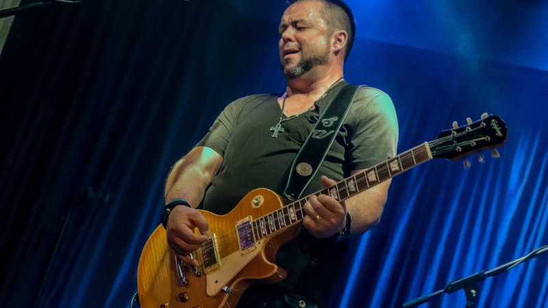 Sean Webster an der Gitarre, © @ Nicki Vinall Photography@ Bluefunk