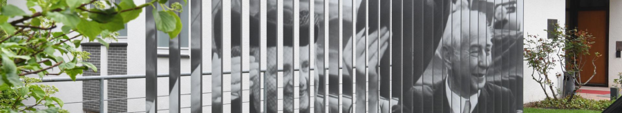 Das Theodor-Heuss-Haus in Stuttgart zeigt eine Fotoinstallation mit schwarz-wei&szlig;en Bildern auf vertikalen Streben. Im Vordergrund sind Pflanzen zu sehen., &copy; Stiftung Bundespr&auml;sident Theodor-Heuss-Haus / Franziska Kraufmann