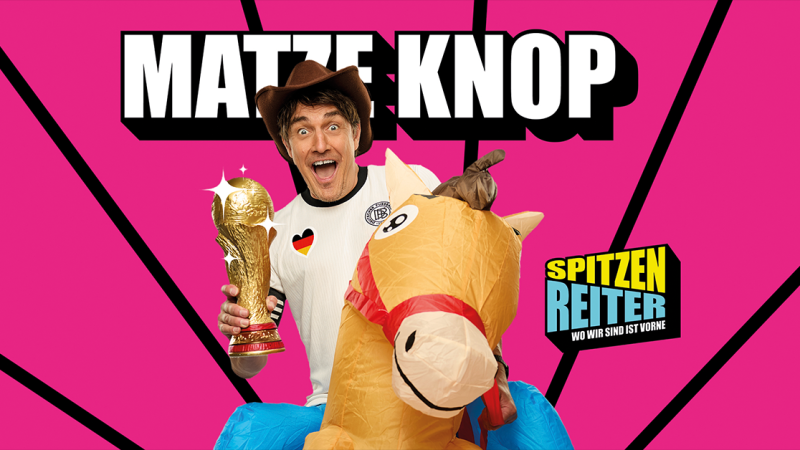Ein Mann mit Cowboyhut h&auml;lt einen goldenen Pokal und sitzt auf einem aufblasbaren Pferd. Der Hintergrund ist pink mit dem Text 'Matze Knop - Spitzenreiter'., &copy; links im Bild
