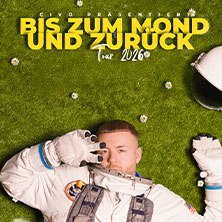 Astronaut in Raumanzug auf Gras mit G&auml;nsebl&uuml;mchen, Text 'Bis zum Mond und zur&uuml;ck Tour 2026' oben., &copy; links im Bild