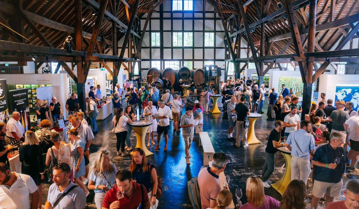 Crowd at the Uhlbach Wine Museum, surrounded by wooden beams and wine barrels, at an event with bar tables., &copy; Stuttgart-Marketing GmbH, Thomas Niederm&uuml;ller