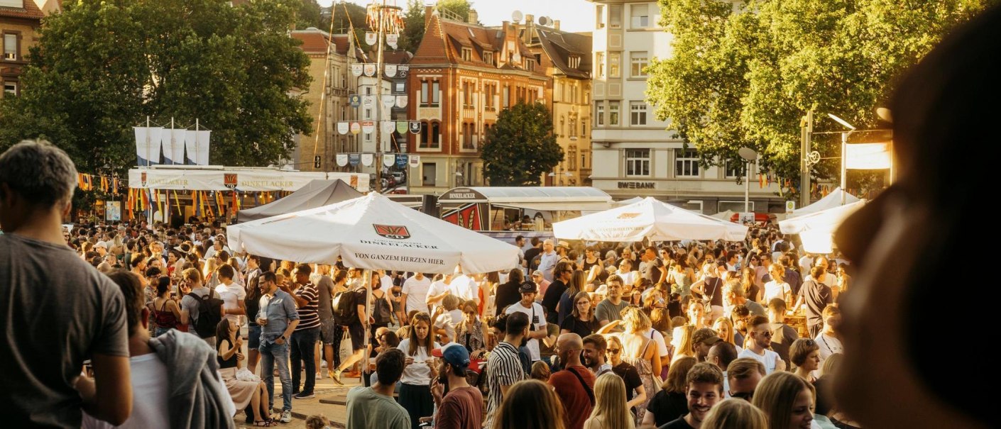 Ein belebtes Stadtfest auf dem Marienplatz mit vielen Menschen, Ständen und Sonnenschirmen bei sonnigem Wetter., © Stuttgart-Marketing GmbH, Alwin Maigler Ein belebtes Stadtfest auf dem Marienplatz mit vielen Menschen, Ständen und Sonnenschirmen bei sonnigem Wetter., © Stuttgart-Marketing GmbH, Alwin Maigler