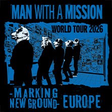Poster der Band Man With A Mission f&uuml;r die Europatournee 2026. F&uuml;nf Figuren mit Wolfsmasken stehen vor einer Wand voller Poster., &copy; links im Bild