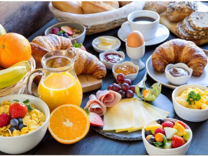 Ein reich gedeckter Frühstückstisch mit Croissants, Obst, Käse, Schinken, Eiern, Müsli und Orangensaft., © Cool-Tours StattReisen Ein reich gedeckter Frühstückstisch mit Croissants, Obst, Käse, Schinken, Eiern, Müsli und Orangensaft., © Cool-Tours StattReisen