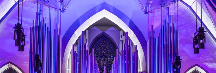 The Mühleisen organ in the collegiate church is illuminated in violet light. The organ pipes rise up majestically., © Luca Taukert The Mühleisen organ in the collegiate church is illuminated in violet light. The organ pipes rise up majestically., © Luca Taukert