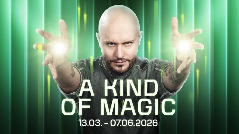 A man with a bald head and beard stretches out his hands with glowing effects. The green background enhances the magical impression., &copy; Friedrichsbau Variet&eacute;