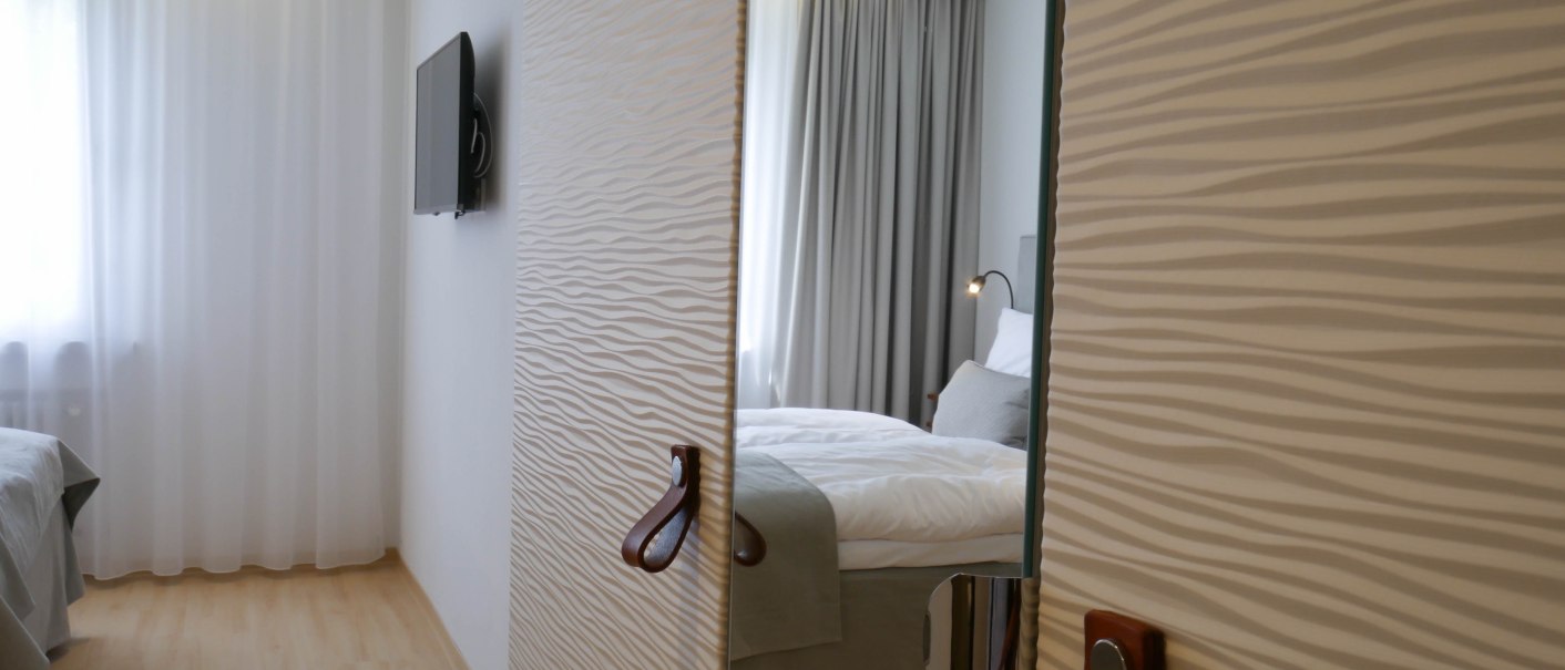 Double room mirror cabinet, © Hotel am Engelberg