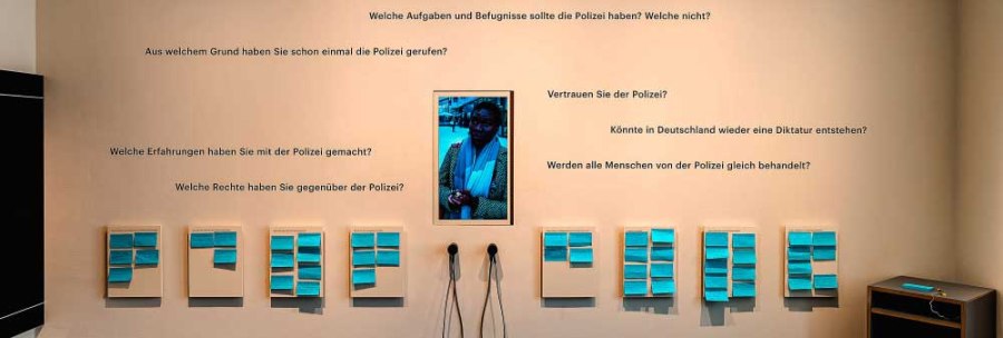 Exhibition wall with questions about the police and civil rights, notes and headphones. Visitors can write down their thoughts and listen to them., © Haus der Geschichte Baden-Württemberg