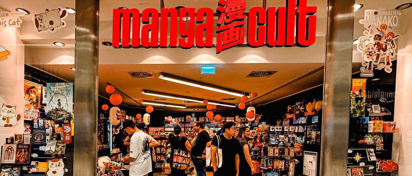 Eingang des Manga Cult Stores in Stuttgart. Kunden stöbern im Laden, dekoriert mit roten Laternen und Manga-Postern., © Cross Cult Entertainment GmbH & Co. Store KG