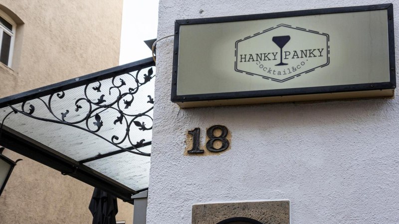 A sign reading 'Hanky Panky Cocktail & co' hangs on a wall next to house number 18. A lantern and a decorative canopy are visible., &copy; Stuttgart-Marketing GmbH, Sarah Schmid