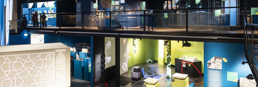 Innenansicht des Linden-Museums Stuttgart mit modernen Ausstellungsst&uuml;cken, bunten W&auml;nden und Besuchern auf einer Galerieebene., &copy; Stuttgart-Marketing GmbH, Sarah Schmid