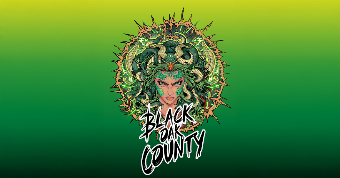 Illustration einer Frau mit Schlangen im Haar und Hörnern vor einem grünen Hintergrund. Der Text 'Black Oak County' ist darunter zu sehen., © links im Bild Illustration einer Frau mit Schlangen im Haar und Hörnern vor einem grünen Hintergrund. Der Text 'Black Oak County' ist darunter zu sehen., © links im Bild