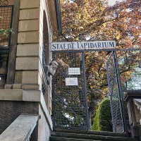 Entrance to the Municipal Lapidarium with a green knight statue in the foreground and a gate in the background., &copy; &copy; St&auml;dtisches Lapidarium, Foto Julia Ochs